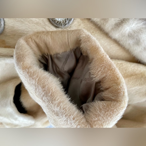 Vintage Montaldo’s Champagne Fur Coat—Size Medium - Picture 7 of 12